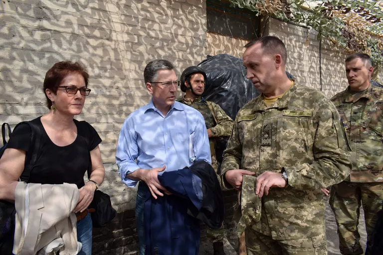 Спецпредставитель США по Украине Курт Волкер на Донбассе Спецпредставитель США по Украине Курт Волкер на Донбассе