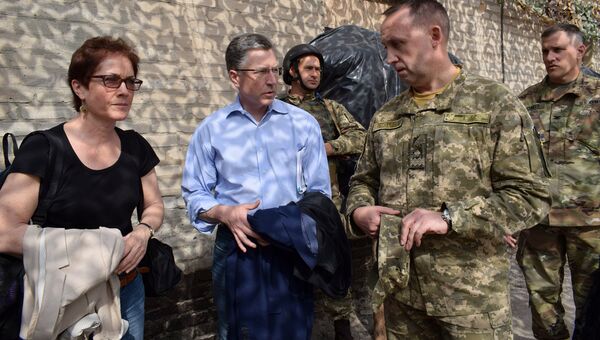 Спецпредставитель США по Украине Курт Волкер в Донбассе. Архивное фото