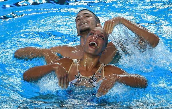 Джордже Минисини и Марианджела Перрупато (Италия) выступают с произвольной программой в финальных соревнованиях по синхронному плаванию среди смешанных дуэтов на чемпионате мира FINA 2017