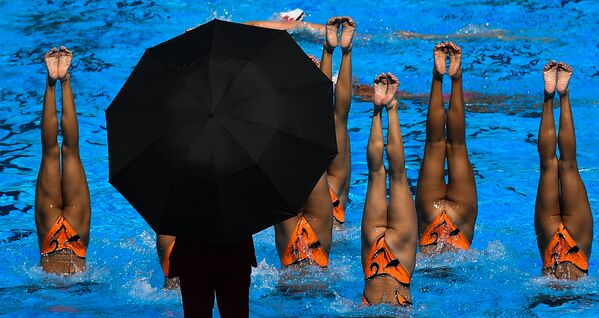 Спортсменки сборной КНДР во время разминки в финале технической программы групповых соревнований по синхронному плаванию на чемпионате мира FINA 2017