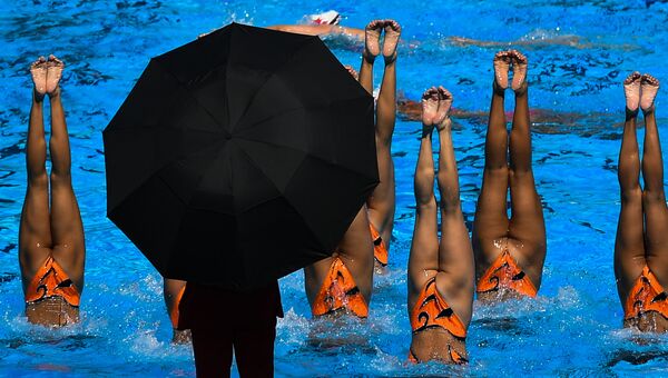 Спортсменки сборной КНДР во время разминки в финале технической программы групповых соревнований по синхронному плаванию на чемпионате мира FINA 2017