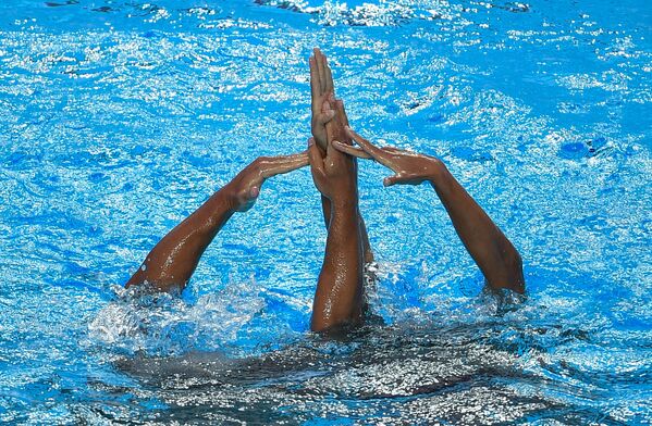Изабель Рамплин и Рене Робер Превос (Канада) выступают с произвольной программой в финальных соревнованиях по синхронному плаванию среди смешанных дуэтов на чемпионате мира FINA 2017