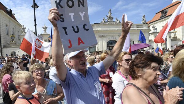 Люди кричат ​​лозунги перед президентским дворцом в Варшаве, Польша. 24 июля 2017