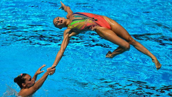 Спортсменки сборной Франции выступают с произвольной программой в финальных соревнованиях по синхронному плаванию среди групп на чемпионате мира FINA 2017