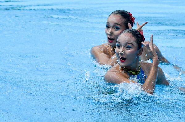 Тинтин Цзян и Вэньвэнь Цзян (КНР) выступают с технической программой в финальных соревнованиях по синхронному плаванию среди дуэтов на чемпионате мира FINA 2017