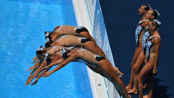 Спортсменки сборной Италии выступают в финале технической программы групповых соревнований по синхронному плаванию на чемпионате мира FINA 2017