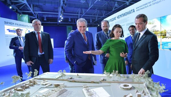 Председатель правительства РФ Дмитрий Медведев осматривает выставку проектов в рамках форума Городская среда в Краснодаре. 24 июля 2017