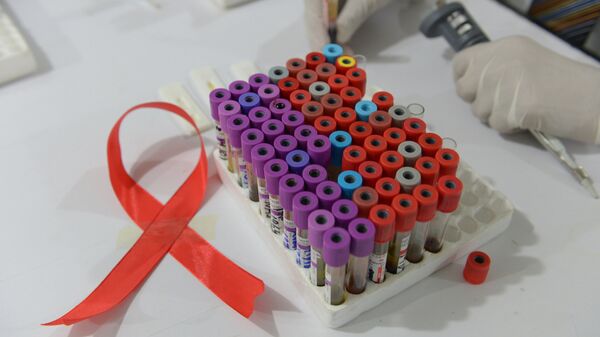 Символ борьбы со СПИДом в лаборатории. Архивное фото