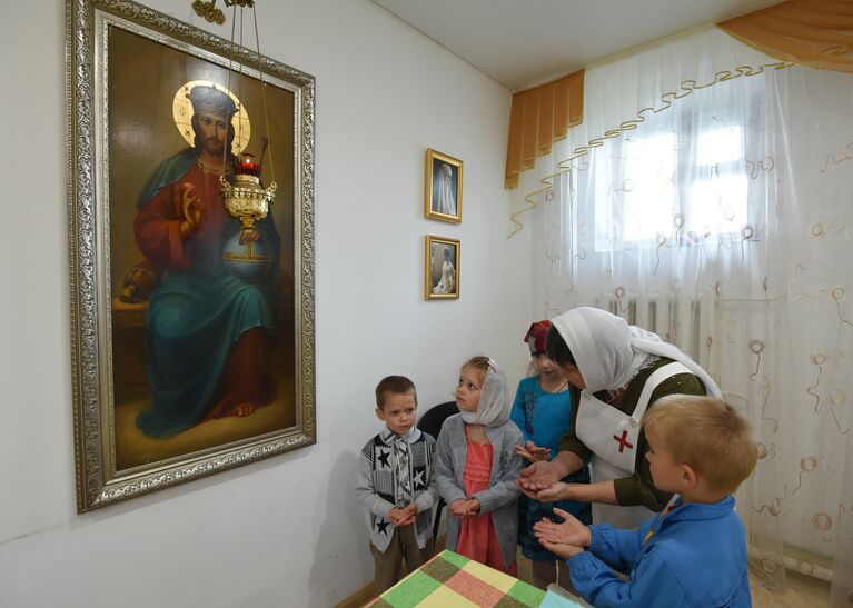 Сестра милосердия проводит урок в воскресной школе Троицкого храма в Воронежской области