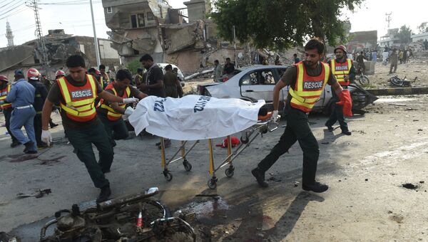 Пакистанские спасатели на месте взрыва в Лахоре. 24 июля 2017