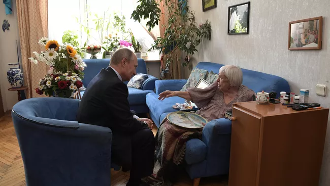 Президент РФ Владимир Путин поздравляет с 90-летием правозащитника, общественного деятеля, председателя Московской Хельсинкской группы Людмилу Алексееву