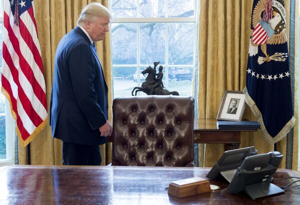 Президент США Дональд Трамп в Овальном кабинете Белого дома Президент США Дональд Трамп в Овальном кабинете Белого дома