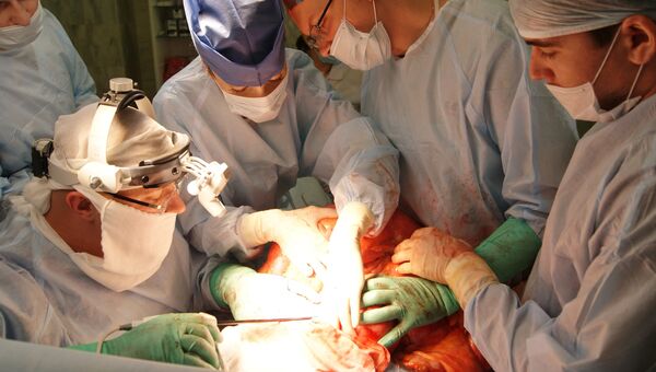 Ростовские хирурги-онкологи во время операции по удалению опухоли весом 37 кг