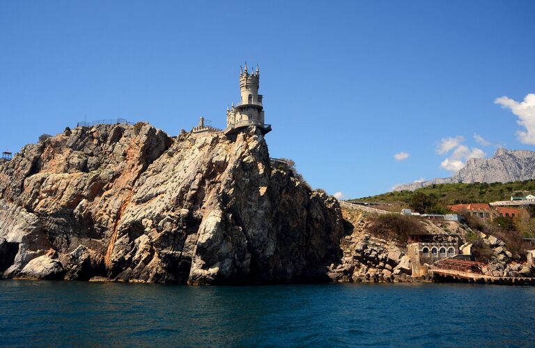 Главной достопримечательностью санатория Жемчужина Крыма является дворец-замок Ласточкино гнездо - архитектурный памятник истории, построенный в 1912 году Главной достопримечательностью санатория Жемчужина Крыма является дворец-замок Ласточкино гнездо - архитектурный памятник истории, построенный в 1912 году