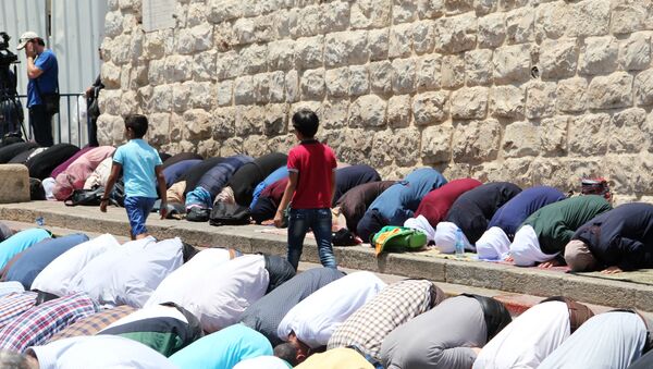Мусульмане молятся у Львиных ворот в Иерусалиме