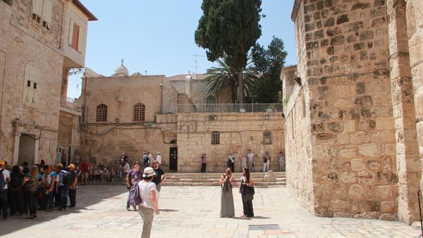 Двор храма Гроба Господня в Иерусалиме. Архивное фото