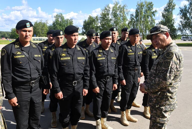 Команда Казахстана перед началом репетиции международного этапа конкурса Танковый биатлон Армейских международных игр-2017 в Алабино