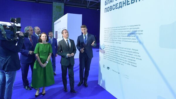 Дмитрий Медведев осматривает выставку проектов в рамках форума Городская среда в Краснодаре. 24 июля 2017