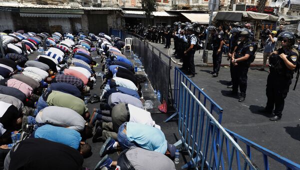 Уличное богослужение арабов-мусульман у главного входа в Старый город Иерусалима. 21 июля 2017