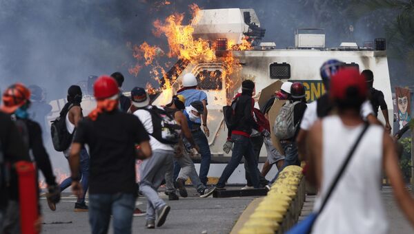 Демонстрант во время акции протеста против президента Венесуэлы Николаса Мадуро в Каракасе