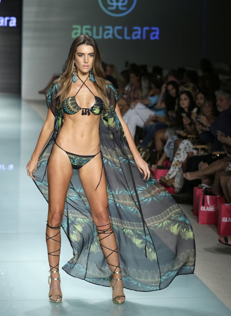 Показ коллекции Agua Clara на Неделе моды Miami Swim Week в Майами-Бич