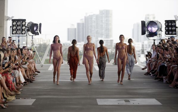 Показ коллекции Acacia на Неделе моды Miami Swim Week в Майами-Бич