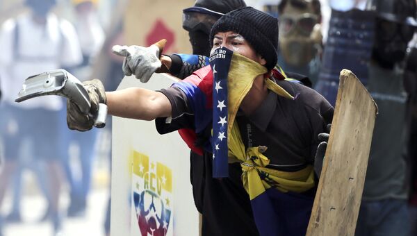 Антиправительственные демонстранты в Каракасе, Венесуэла. Архивное фото