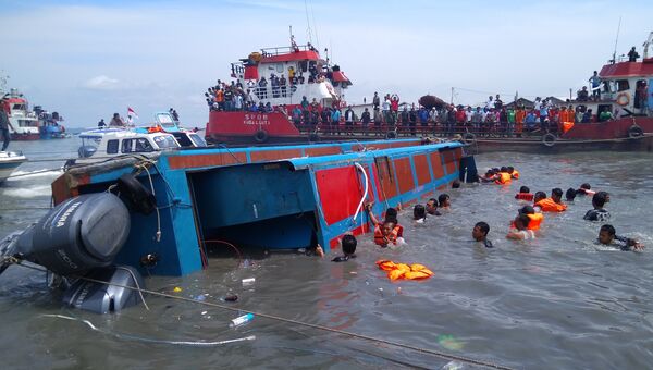 Поисково-спасательная команда помогает пассажирам опрокинутой лодки в ​​Таракане. 25 июля 2017