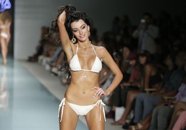 Показ коллекции Liliana Montoya на Неделе моды Miami Swim Week в Майами-Бич