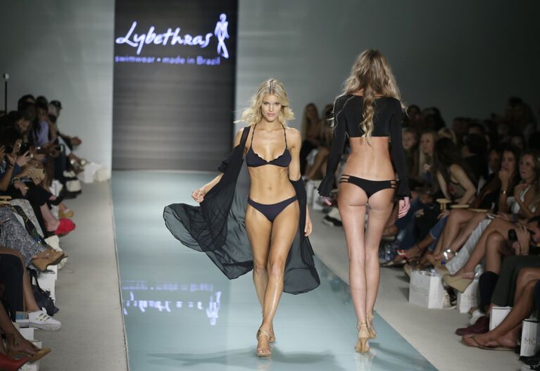 Показ коллекции Lybethras на Неделе моды Miami Swim Week в Майами-Бич