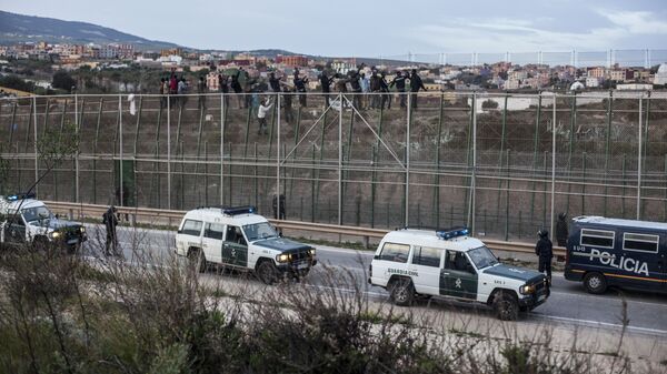Испанские полицейские на пограничном пункте Бени Энза. Архивное фото