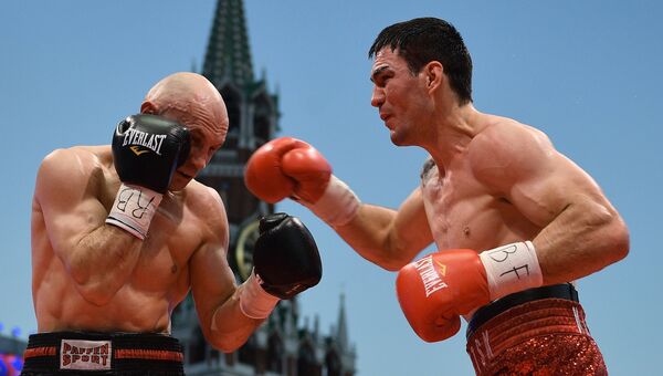 Станислав Каштанов (справа) и Сергей Хомицкий во время боксерского поединка. Архивное фото
