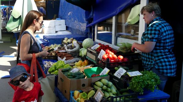 Продажа овощей и фруктов на рынке 