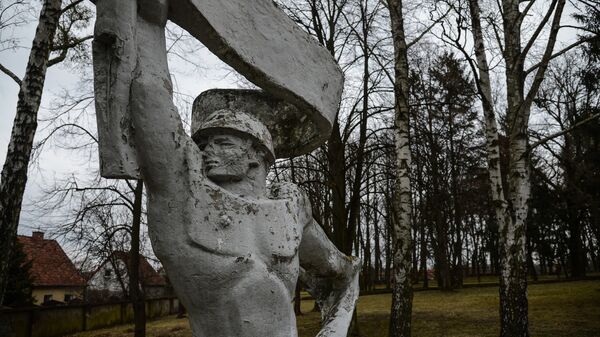 На интернациональном военном кладбище в польском Ольштыне, где похоронены советские и польские солдаты, а также французские летчики эскадрильи Нормандии Неман, погибшие в годы Второй мировой войны