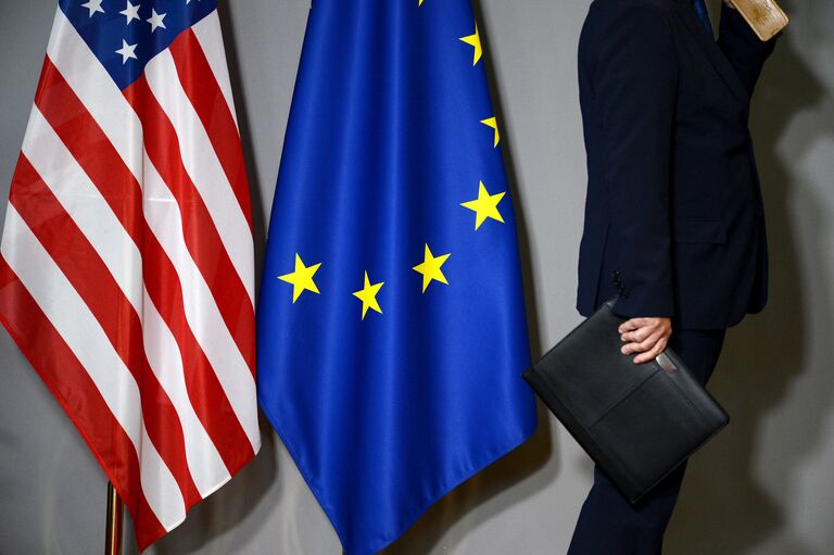 Флаги США и Европейского совета в Брюсселе Флаги США и Европейского совета в Брюсселе
