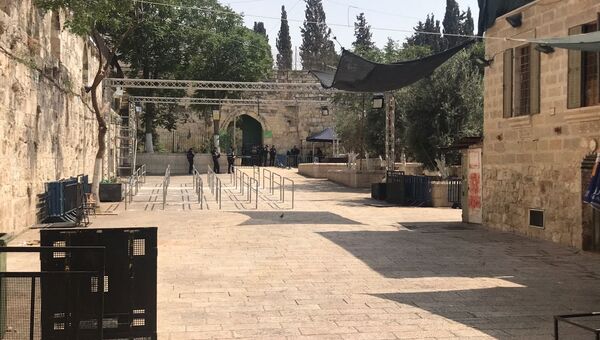 Пространство перед входом на Храмовую гору в Иерусалиме, откуда убрали камеры и металлоискатели. Архивное фото