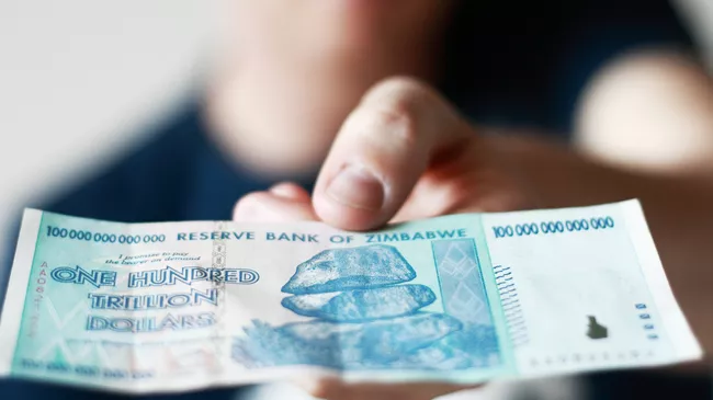 Купюра номиналом 100 триллионов долларов Зимбабве 