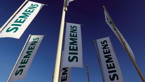 Флаги с логотипом компании Siemens. Архивное фото