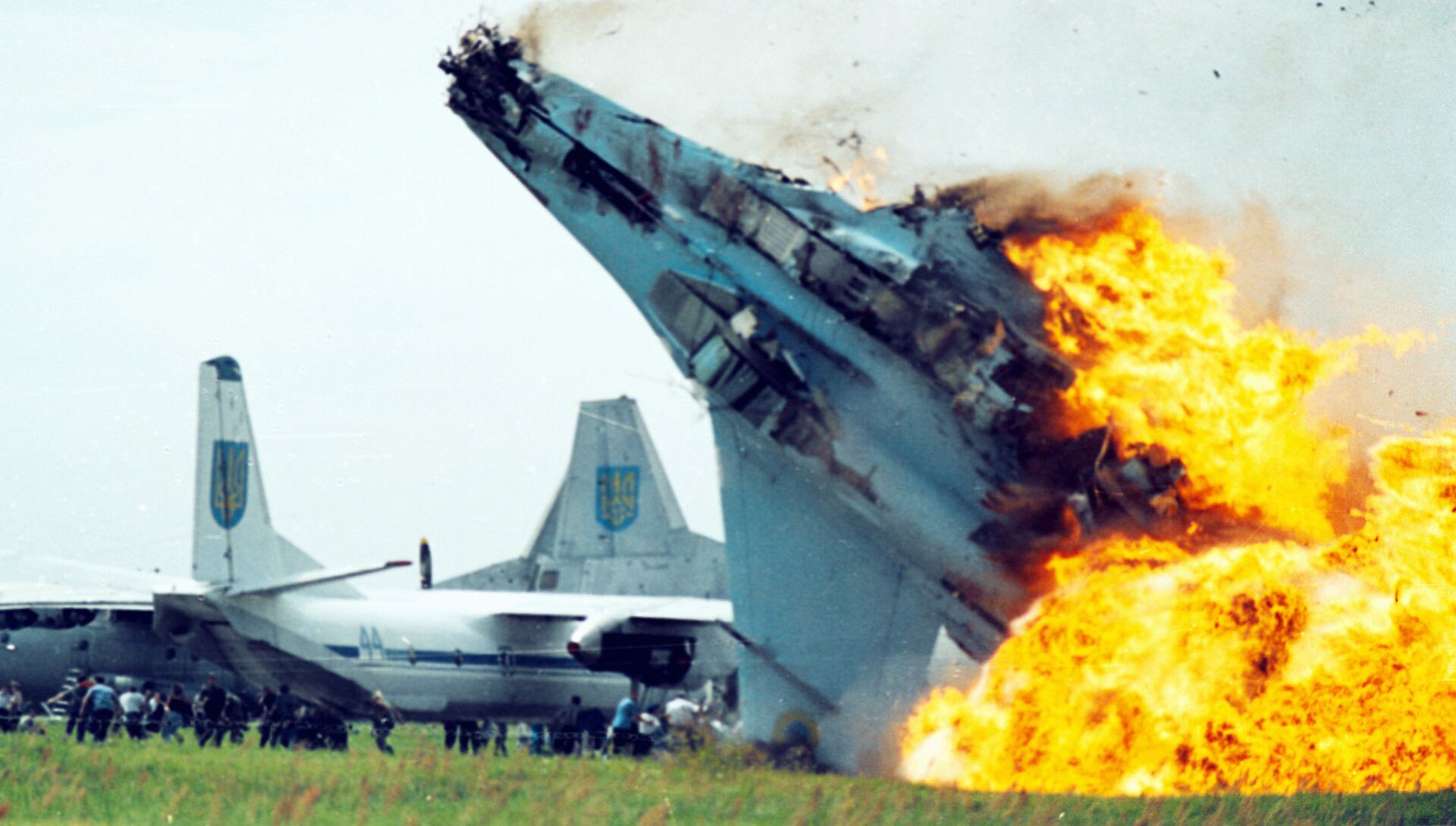 Крушение истребителя Су-27 ВВС Украины в аэропорту Львова в Скнилове. 27 июля 2002 - РИА Новости, 1920, 26.07.2017