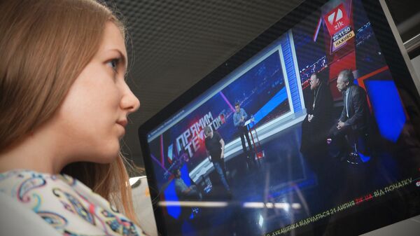 Девушка смотрит ток-шоу на телеканале ZIK