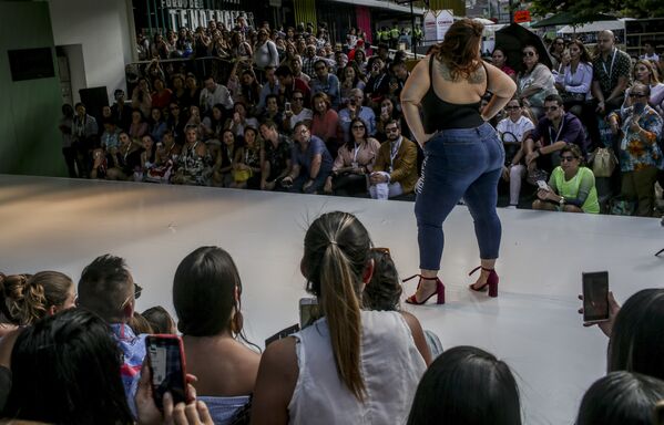 Модель во время показа в рамках Недели моды Colombiamoda в Медельине