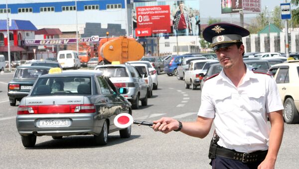 Сотрудник ГИБДД регулирует движение в городе Грозный