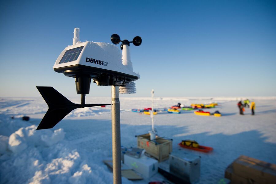 Прибор для измерения силы и направления ветра и влажности воздуха на дрейфующей ледовой станции Барнео в районе Северного Полюса