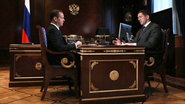 Председатель правительства РФ Д. Медведев и президент ПАО Ростелеком Михаил Осеевский. 26 июля 2017