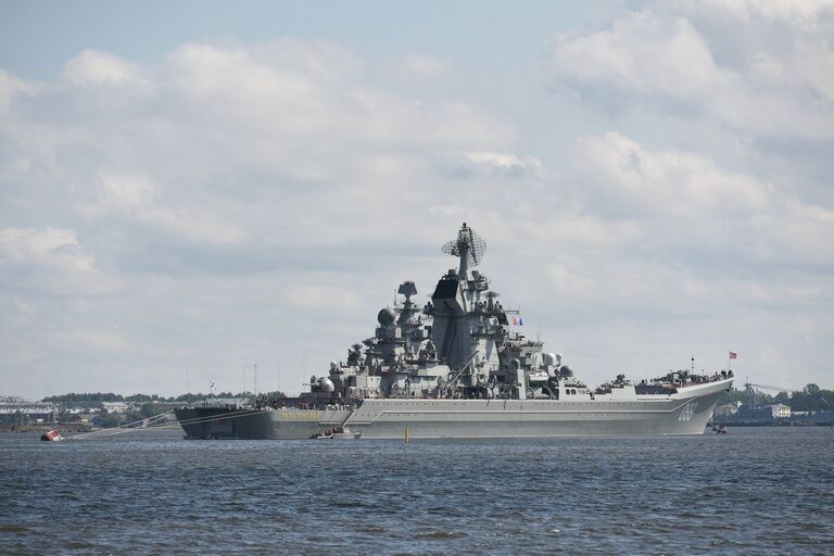 Атомный крейсер Петр Великий прибыл в Кронштадт, чтобы принять участие в параде в честь Дня ВМФ. 26 июля 2017 Атомный крейсер Петр Великий прибыл в Кронштадт, чтобы принять участие в параде в честь Дня ВМФ. 26 июля 2017