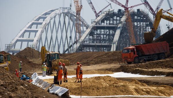 На строительстве автомобильных подходов к мосту через Керченский пролив. Архивное фото