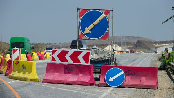 На строительстве участка трассы Таврида и автомобильных подходов к мосту через Керченский пролив. 26 июля 2017