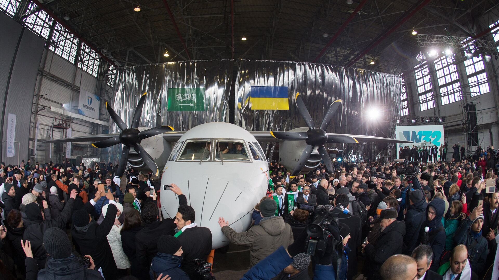 Церемония выкатки многоцелевого грузового самолета АН-132 в цехе самолетостроительного предприятия Антонов. 2016 год - РИА Новости, 1920, 13.02.2021