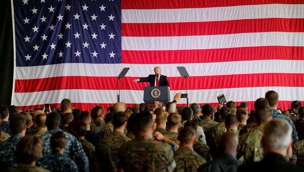 Президент США Дональд Трамп перед военнослужащими США на военно-морской базе Сигонелла. 27 мая 2017