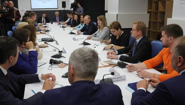 Президент РФ Владимир Путин проводит встречу с представителями социально ориентированных НКО